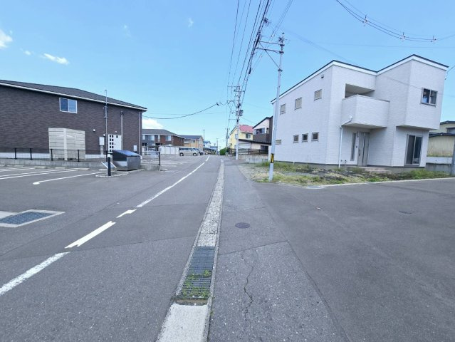 八戸市大字白銀町字白浜道　令和4年築未入居物件の前面道路含む現地写真