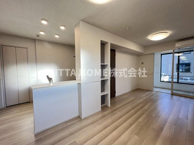 ハーモニー福知山　Ｃ棟の居間・リビング|キッチン棚もついています★