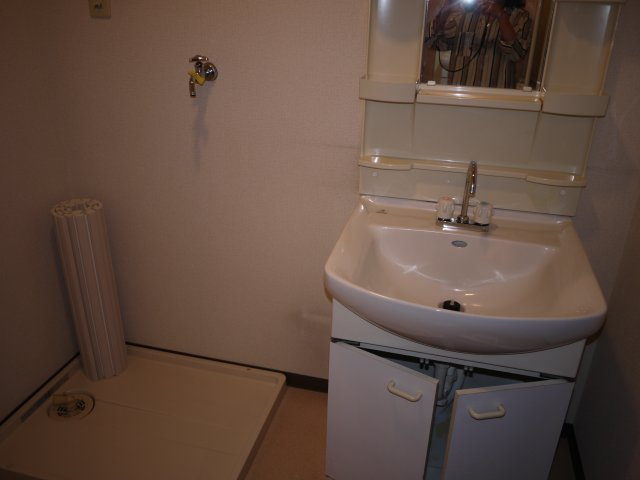 谷本ビルの洗面所|明るい洗面所です