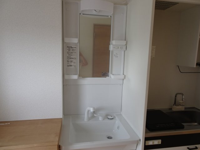 ウィートハウスの独立洗面台|独立洗面台、小物を置くことができて便利です