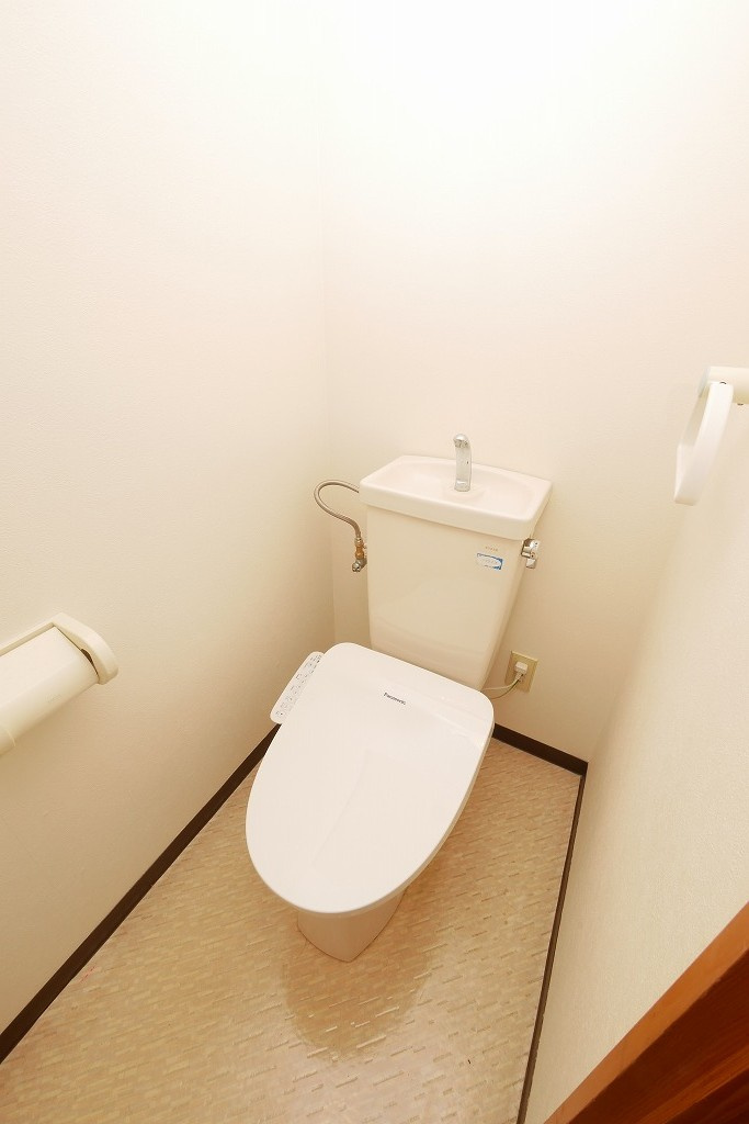 オハイオハイツのトイレ|オハイオハイツ302号室　
温水洗浄便座付