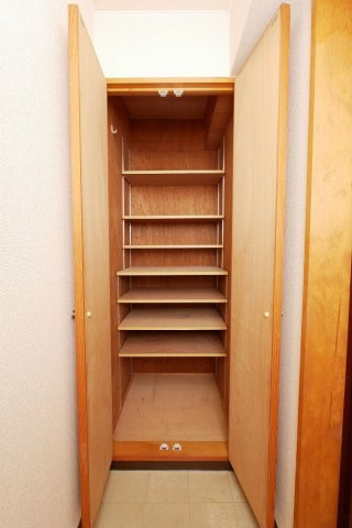 オハイオハイツの収納|オハイオハイツ302号室
玄関収納　