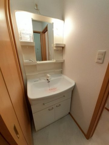 フィオーレＡの洗面所|ゆったりとスペースのある洗面所