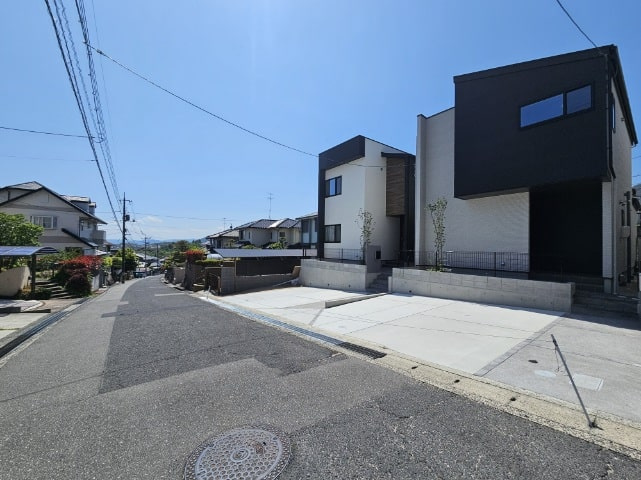 廿日市対厳山２丁目　新築一戸建て(全2棟)の前面道路含む現地写真