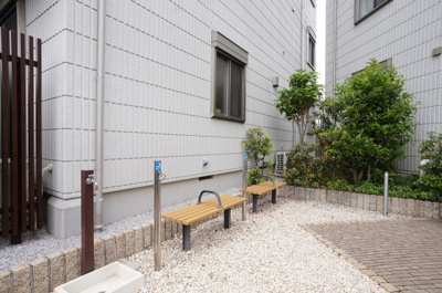 【その他共用部分】 | メゾンデフルールⅠ | ペット共生物件ならではのコモンスペースとペット足洗い場です