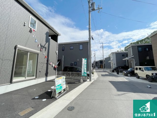 枚方市長尾家具町　第11期　新築一戸建てのその他|周辺は閑静な住宅街！前面道路広々で車の出し入れも便利です。駐車が苦手な方でも安心して車庫入れできます！