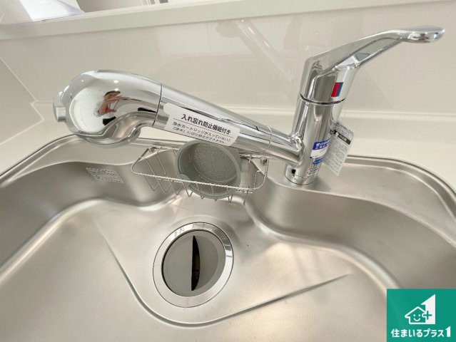 枚方市長尾家具町　第11期　新築一戸建ての設備|浄水器を内蔵！炊飯時、お茶を作る時に安心してお水を使えます！お湯と冷水、浄水と原水、シャワーの切替えもワンタッチです！