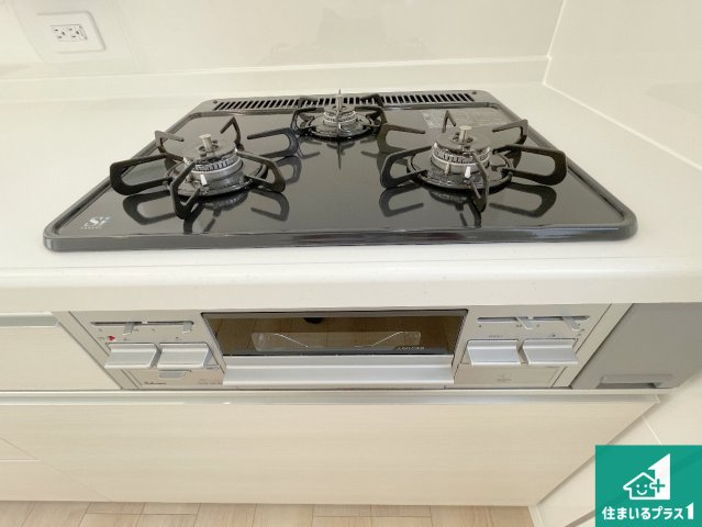枚方市長尾家具町　第11期　新築一戸建ての設備|ダブル高火力Ｓｉセンサー付きコンロ！３口あるので、まとめて料理をする時も大活躍！