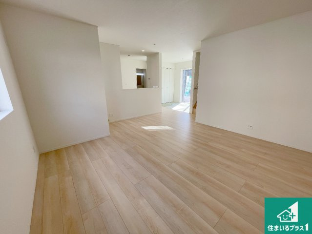 枚方市長尾家具町　第11期　新築一戸建ての居間・リビング|シンプルなリビングは、観葉植物等のインテリアを楽しめますね！パパ好みにも、ママ好みにも家具次第で雰囲気を変えることができます！