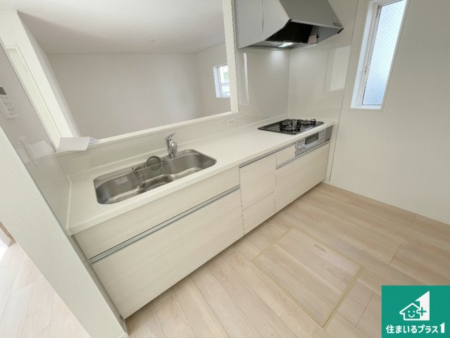 枚方市長尾家具町　第11期　新築一戸建てのキッチン|リビングと統一感があり、使い勝手のいいキッチン。広々としているので、二人並んで作業が出来ちゃいます。お子様と一緒に色々なお料理に挑戦できるスペースがあります。