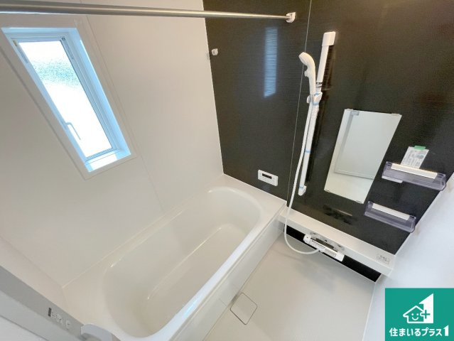 枚方市長尾家具町　第11期　新築一戸建ての浴室|足をゆったり伸ばして寛げる浴槽です。窓が設けられていますので差し込む光が明るく穏やかな雰囲気にしてくれます♪浴室乾燥機も設置しているので、雨の日の洗濯物も安心です♪