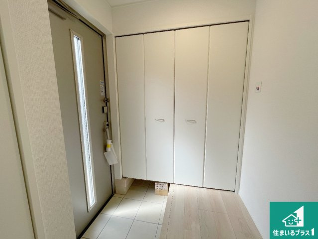 枚方市長尾家具町　第11期　新築一戸建ての玄関|シューズボックスにはたくさんの靴が収納できるので玄関周りはいつもスッキリ！ご家族が増えても安心！