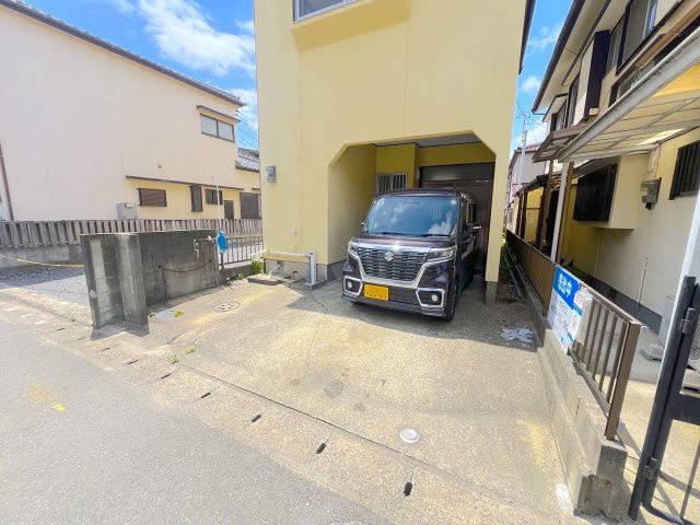 香椎駅東１丁目戸建の駐車場|普通車でも1台は駐車可能です。