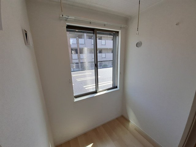 ハーヴェストヒルＤの内装|室内物干しのあるサンルーム