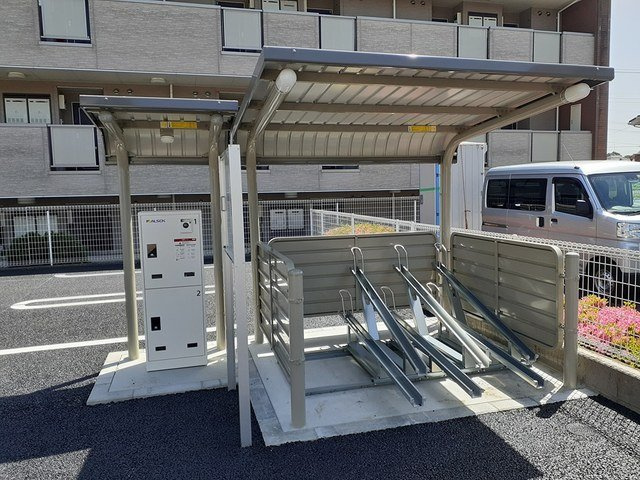 ハーヴェストヒルＤのその他共用部分|屋根付きの駐輪場があります。