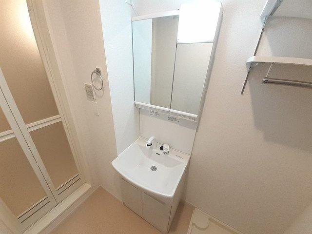 ハーヴェストヒルＤの洗面所|朝の身支度には欠かせない独立洗面化粧台