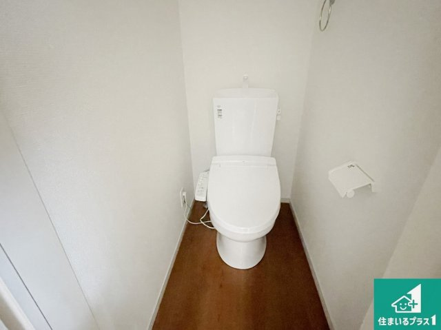 京都市伏見区日野西大道町　第2期　新築一戸建てのトイレ|1・2階の2ヶ所にあるので、朝の忙しい時間の順番待ちもなく、深夜の利用にも大変便利です。