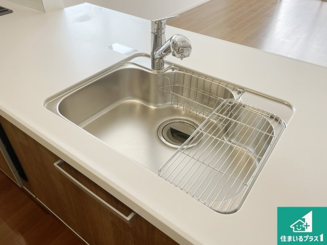 京都市伏見区日野西大道町　第2期　新築一戸建ての設備|蛇口の先端に浄水器を内蔵しています！原水と浄水、お湯と冷水、シャワーの切替えがワンタッチなので用途によって使い分けられます。