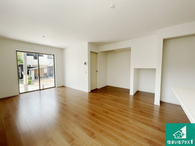 京都市伏見区日野西大道町　第2期　新築一戸建ての居間・リビング|日当たり良好の明るいリビングで朝の目覚めもスッキリできそう！対面キッチンでご家族のコミュニケーションも自然と増える設計！小さなお子様が遊ぶスペースを作っても広々とくつろげるLDK！