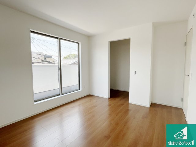 京都市伏見区日野西大道町　第2期　新築一戸建ての洋室|ウォークインクローゼット付きで生活スペースもスッキリできます。各居室にも収納がありますので、お子様の衣類やおもちゃなどもしっかり収納できます。