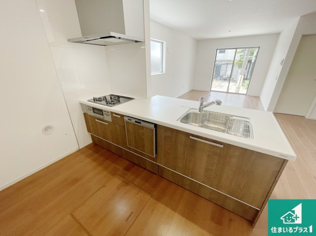 京都市伏見区日野西大道町　第2期　新築一戸建てのキッチン|子供を見守りながらお料理が出来るため家族のコミュニケーションか増えます♪スペースが広く確保されている為お子様が大きくなったときは一緒に料理を楽しめます♪