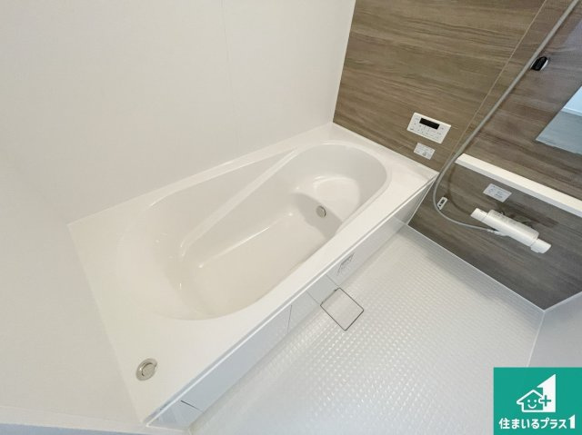 京都市伏見区日野西大道町　第2期　新築一戸建ての浴室|足をゆったり伸ばして寛げる浴槽です。窓が設けられていますので差し込む光が明るく穏やかな雰囲気にしてくれます♪浴室乾燥機も設置しているので、雨の日の洗濯物も安心です♪