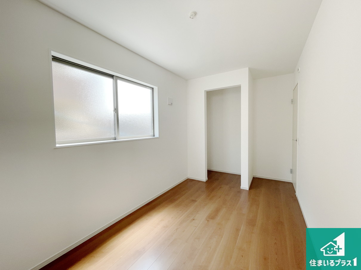 京都市伏見区日野西大道町　第2期　新築一戸建ての洋室|シンプルな洋室は、自分好みのインテリアが楽しめます♪ご家族とインテリアや家具を選びに行くのは新築購入時の醍醐味の一つです。ぜひお楽しみください♪