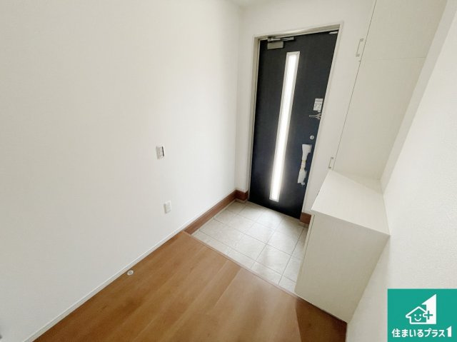 京都市伏見区日野西大道町　第2期　新築一戸建ての玄関|シューズボックスにはたくさんの靴が収納できるので玄関周りはいつもスッキリ！ご家族が増えても安心！