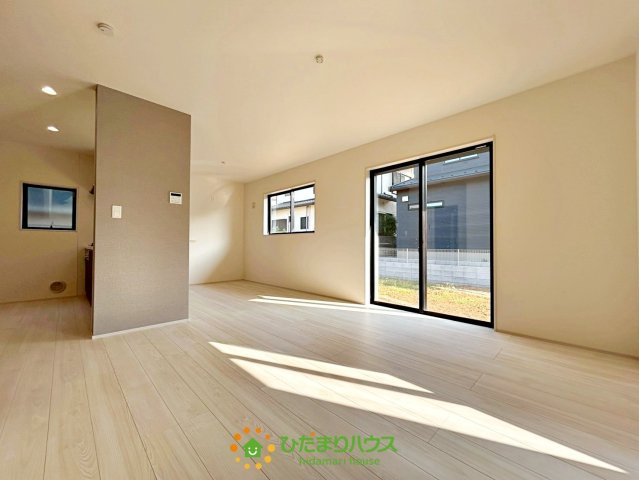 蓮田市椿山第7　新築一戸建て　リーブルガーデンの居間・リビング|窓が多く、日当たりの良いリビングです♪自然とご家族が集まる空間に♪