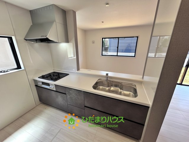 蓮田市椿山第7　新築一戸建て　リーブルガーデンのキッチン|対面キッチンなので、お子様の様子を見ながらお料理が作れて安心です♪