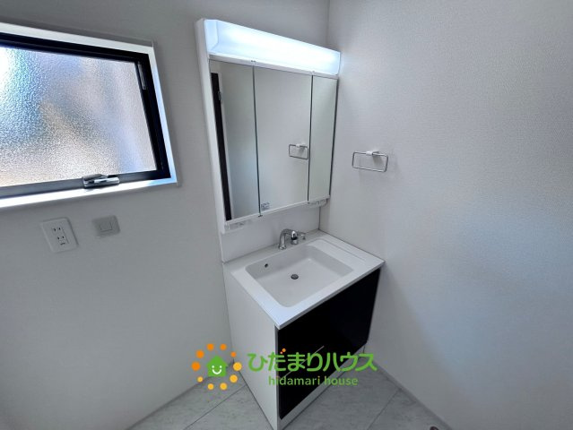 蓮田市椿山第7　新築一戸建て　リーブルガーデンの独立洗面台|三面鏡付きの独立洗面台です♪朝の準備も捗りそうですね♪