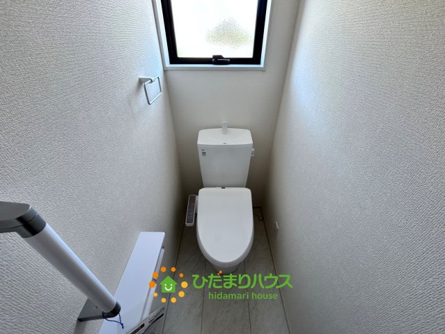 蓮田市椿山第7　新築一戸建て　リーブルガーデンのトイレ|小窓付きの明るいお手洗いです♪日中なら電気をつけなくても明るいです♪