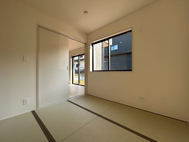 蓮田市椿山第7　新築一戸建て　リーブルガーデンの和室|客間にもお子様の遊び部屋に適しています♪