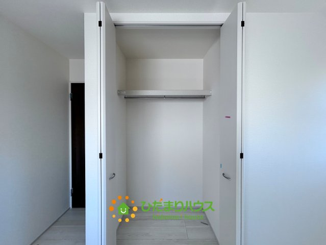 蓮田市椿山第7　新築一戸建て　リーブルガーデンの収納|私服だけじゃなく制服もしまえます♪奥行きがあるので大きなバッグも収納できます♪