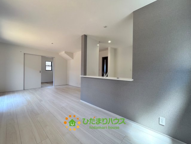 蓮田市椿山第7　新築一戸建て　リーブルガーデンの居間・リビング|グレーのアクセントクロスがオシャレなリビングです♪