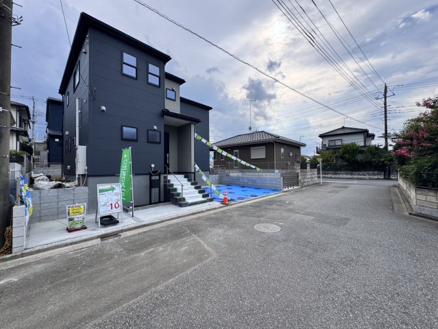 蓮田市椿山第7　新築一戸建て　リーブルガーデンの前面道路含む現地写真|前面道路が広々としていて、車通りも少ないのでストレスなく駐車できます♪