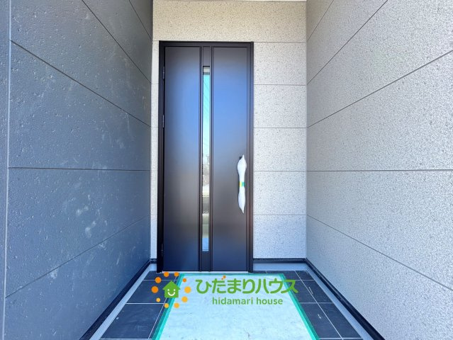 蓮田市椿山第7　新築一戸建て　リーブルガーデンの玄関|屋根のある玄関で、雨の日も余裕を持って傘をさせますね♪