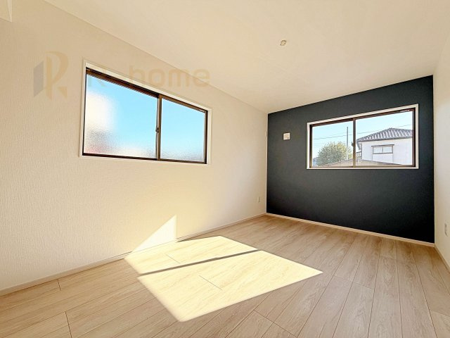 常総市豊岡町3期　新築戸建て　1号棟の洋室|アクセントクロスが映える2階洋室。お仕事の疲れを癒すひとときを有意義に♪全居室収納で空間もスッキリ♪