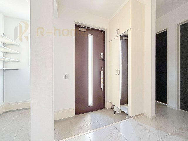 常総市豊岡町3期　新築戸建て　1号棟の玄関|気持ちよくご家族やゲストを送迎できる穏やかな雰囲気の玄関♪大きな下駄箱で玄関廻りスッキリ♪