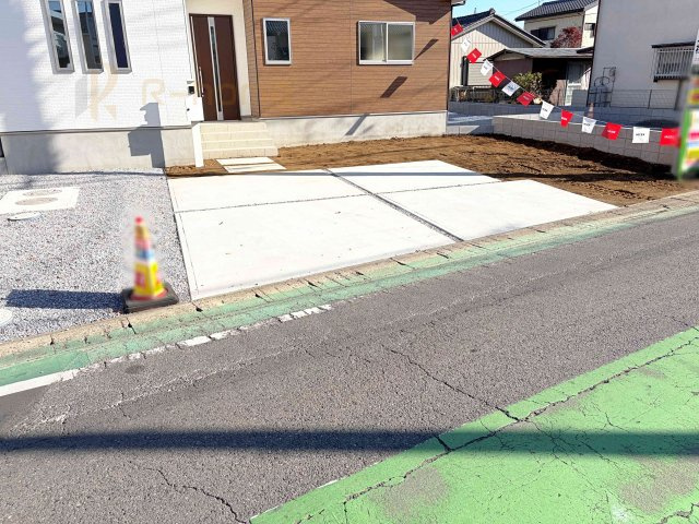 常総市豊岡町3期　新築戸建て　1号棟の駐車場|カースペースは3台完備。ゲスト用のスペースも確保できますね♪