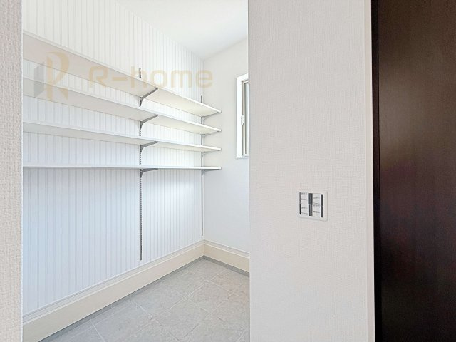 常総市豊岡町3期　新築戸建て　1号棟の収納|玄関とホールを繋ぐ大容量のウォークスルークローク！家族で使える便利な収納スペース♪