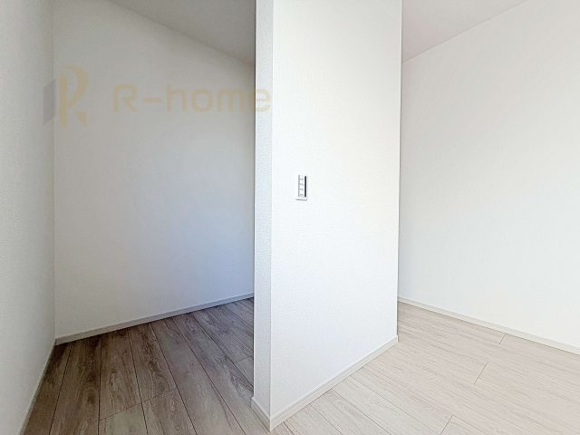 常総市豊岡町3期　新築戸建て　1号棟の洋室|2面窓の風通しの良い洋室です♪差し込む暖かな陽当たりで、室内がくつろげる空間に早変わりです♪