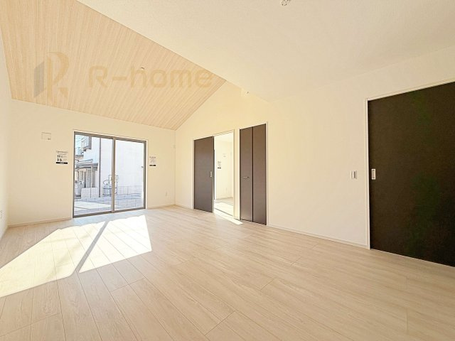 常総市豊岡町3期　新築戸建て　1号棟の居間・リビング|広くて明るいＬＤＫ♪ ゆったりくつろげるリビングスペースで、ご家族皆様の笑顔が溢れます。