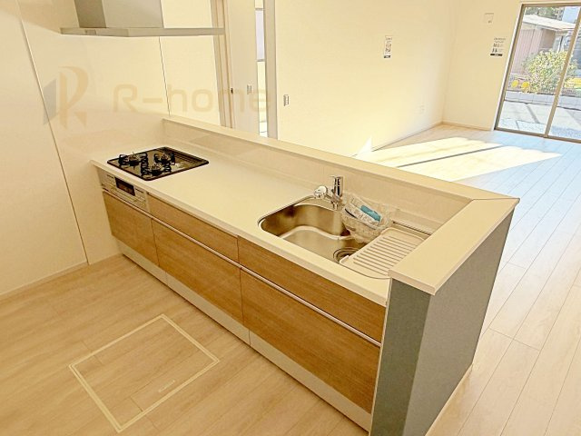 常総市豊岡町3期　新築戸建て　1号棟のキッチン|料理をしながら家族とコミュニケーションが取れる対面式システムキッチン。