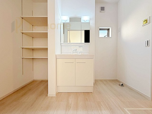 常総市豊岡町3期　新築戸建て　1号棟の洗面所|清潔感溢れる洗面台は嬉しい三面鏡♪タオルや衣類の収納に便利なリネンスペース付き！