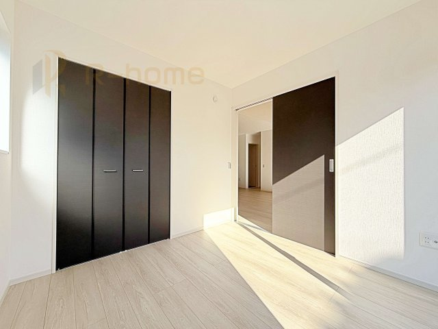 常総市豊岡町3期　新築戸建て　1号棟の洋室|どんな部屋家具も合わせやすいシンプルな洋室！
たっぷりの日差しと心地よい風が舞い込む住まい♪