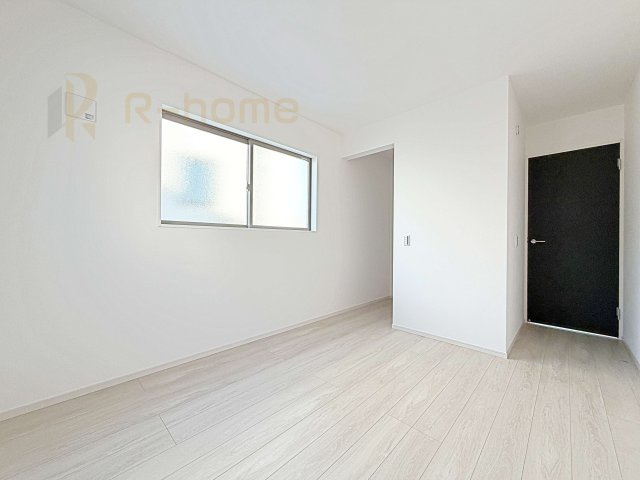 常総市豊岡町3期　新築戸建て　1号棟の洋室|収納便利なウォークインクローゼット付きの洋室♪
明るく風通しの良いお部屋です♪
