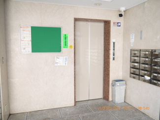 【その他共用部分】 | タイル調のエントランス内となります。