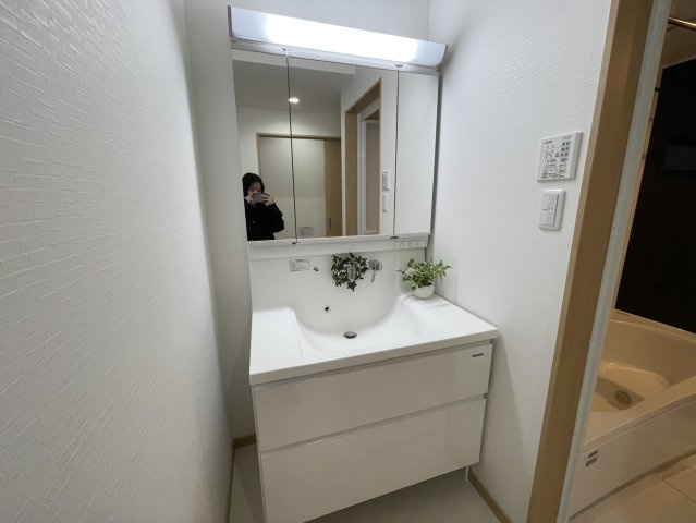 星田2丁目　中古一戸建ての独立洗面台|三面鏡付き独立洗面台
■物件内覧・資金計画相談・住宅ローン相談、リフォーム相談、お問合せ受付中■
※当日・翌日のご内覧、ご相談はお電話でのお問合せがスムーズです！