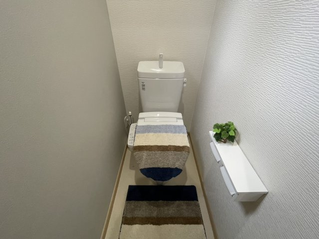 星田2丁目　中古一戸建てのトイレ|1階　温水洗浄便座付き
■物件内覧・資金計画相談・住宅ローン相談、リフォーム相談、お問合せ受付中■
※当日・翌日のご内覧、ご相談はお電話でのお問合せがスムーズです！